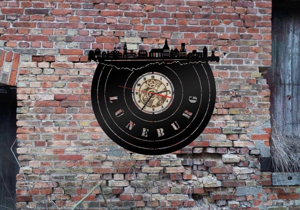 Lüneburg Skyline Wanduhr aus schwarz lackiertem Holz