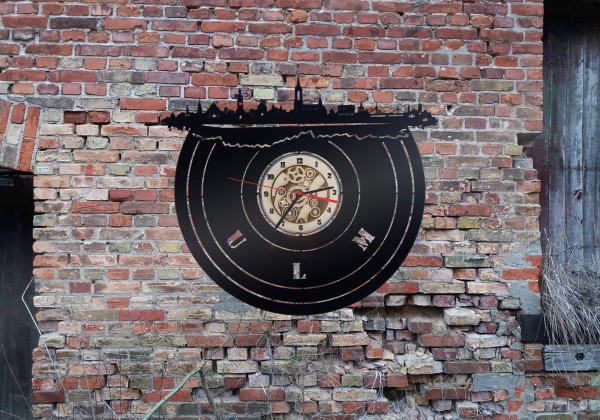 Ulm Stadt Skyline Wanduhr aus schwarz lackiertem Holz