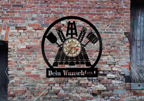 Wanduhr Brauerei Handwerk aus Holz mit Wunschtext