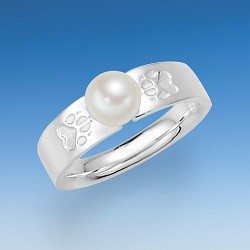 Attraktiver Ring mit einpunzierten Hundepfoten und edler echten Perle