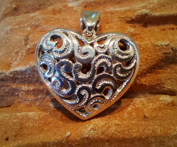 Filigranes Silber Herz handgearbeitet mit dekorativen Verzierungen