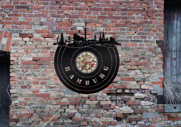 Hansestadt Hamburg Skyline Wanduhr aus schwarz lackiertem Holz