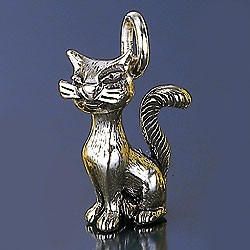 Anhänger sitzende Katze in Gold und Silber.