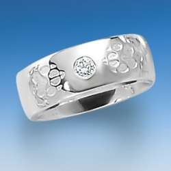 Aktueller Ring mit einpunzierten Hundepfoten und Zirkonia