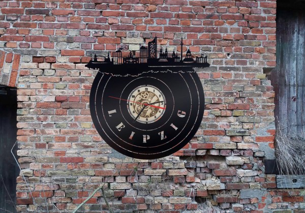 Leipzig Stadt Skyline Wanduhr aus schwarz lackiertem Holz.